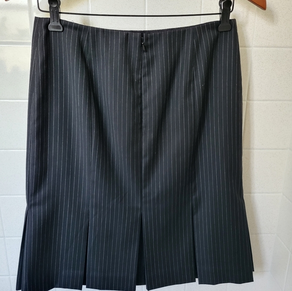 Knee-length pin stripped black skirt - Picture 2 of 5